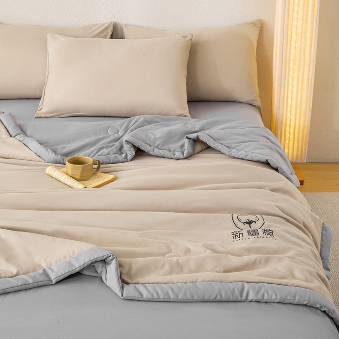 91家纺网 家纺一手货源 找家纺 憨豆  2026新款撞色双拼新疆棉花被夏被无印风水洗棉空调被夏凉被子（常年有货） 棉朵-卡其灰
