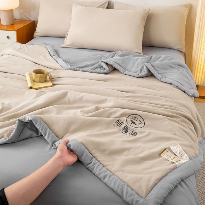 91家纺网 家纺一手货源 找家纺 憨豆  2026新款撞色双拼新疆棉花被夏被无印风水洗棉空调被夏凉被子（常年有货） 棉朵-卡其灰
