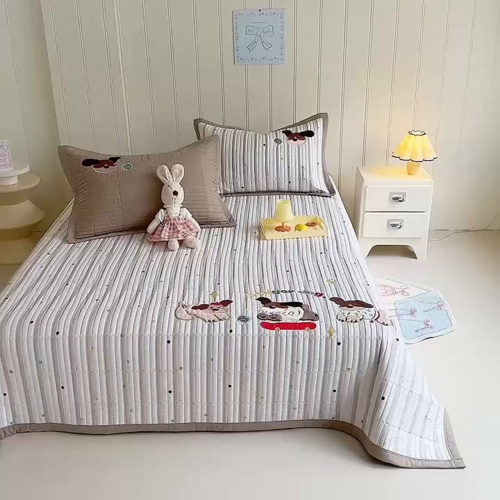 91家纺网 家纺一手货源 找家纺 绒棉世家 2026新款高克重水洗棉云感棉印+贴布绣卡通床盖夹棉软席三件套 萌萌腊肠狗