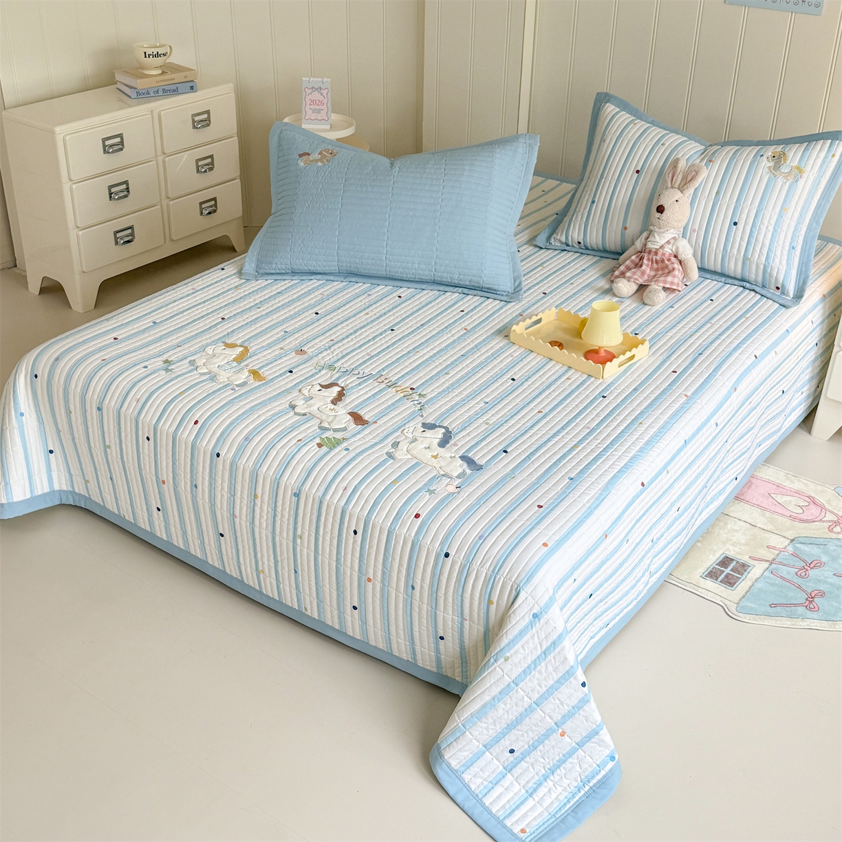 91家纺网 家纺一手货源 找家纺 绒棉世家 2026新款高克重水洗棉云感棉印+贴布绣卡通床盖夹棉软席三件套 木马小团花