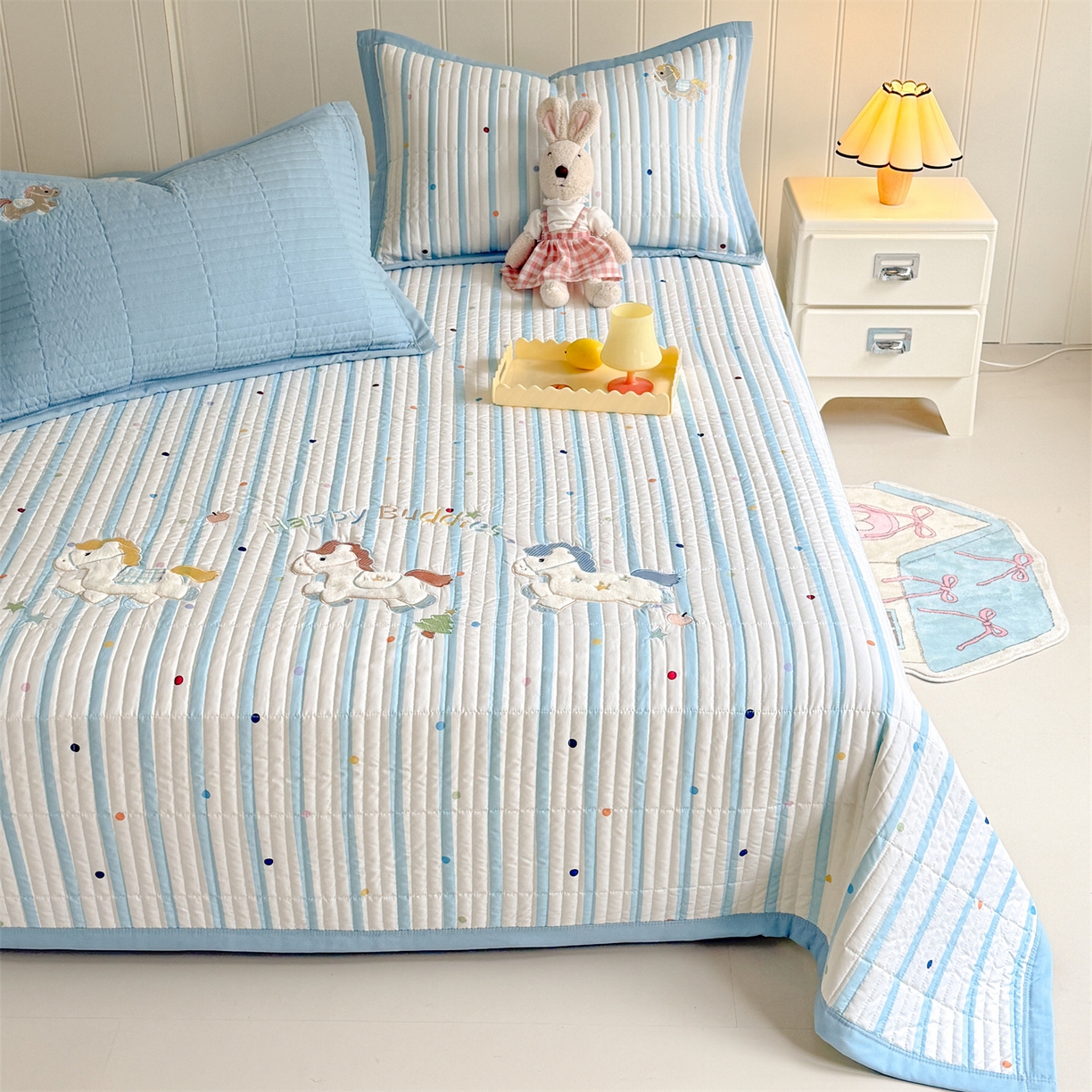 91家纺网 家纺一手货源 找家纺 绒棉世家 2026新款高克重水洗棉云感棉印+贴布绣卡通床盖夹棉软席三件套 木马小团花