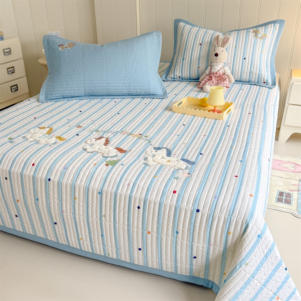 91家纺网 家纺一手货源 找家纺 绒棉世家 2026新款高克重水洗棉云感棉印+贴布绣卡通床盖夹棉软席三件套 木马小团花