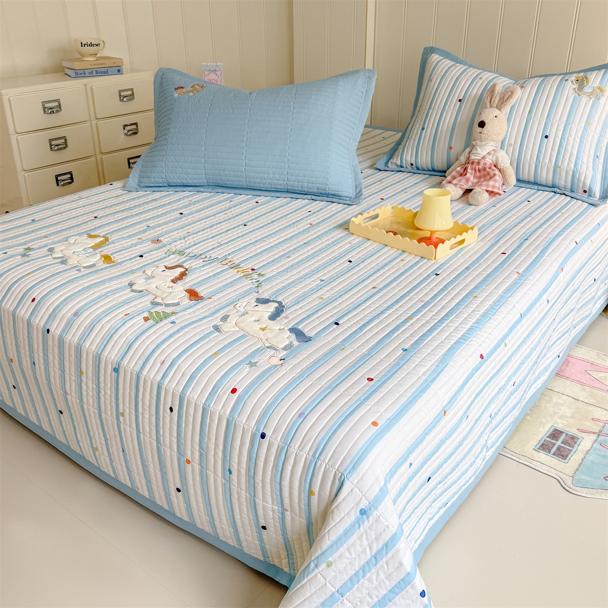 91家纺网 家纺一手货源 找家纺 绒棉世家 2026新款高克重水洗棉云感棉印+贴布绣卡通床盖夹棉软席三件套 木马小团花