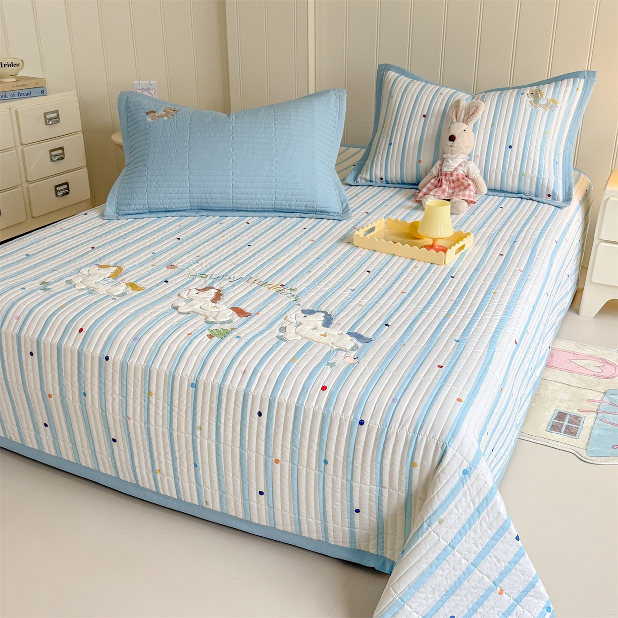 91家纺网 家纺一手货源 找家纺 绒棉世家 2026新款高克重水洗棉云感棉印+贴布绣卡通床盖夹棉软席三件套 木马小团花