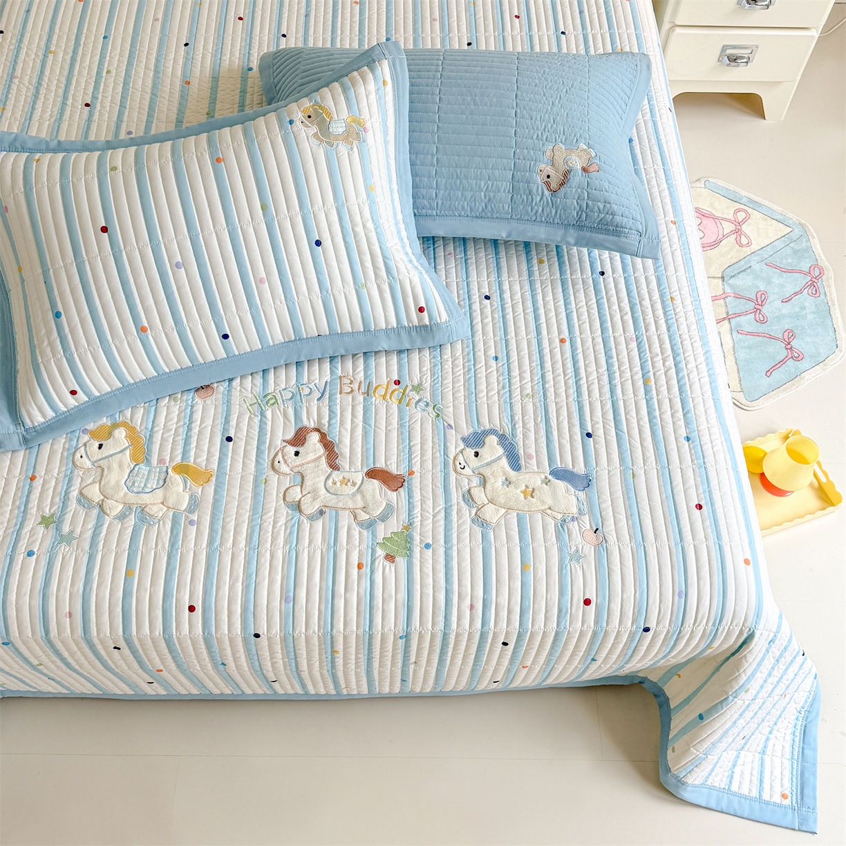 91家纺网 家纺一手货源 找家纺 绒棉世家 2026新款高克重水洗棉云感棉印+贴布绣卡通床盖夹棉软席三件套 木马小团花