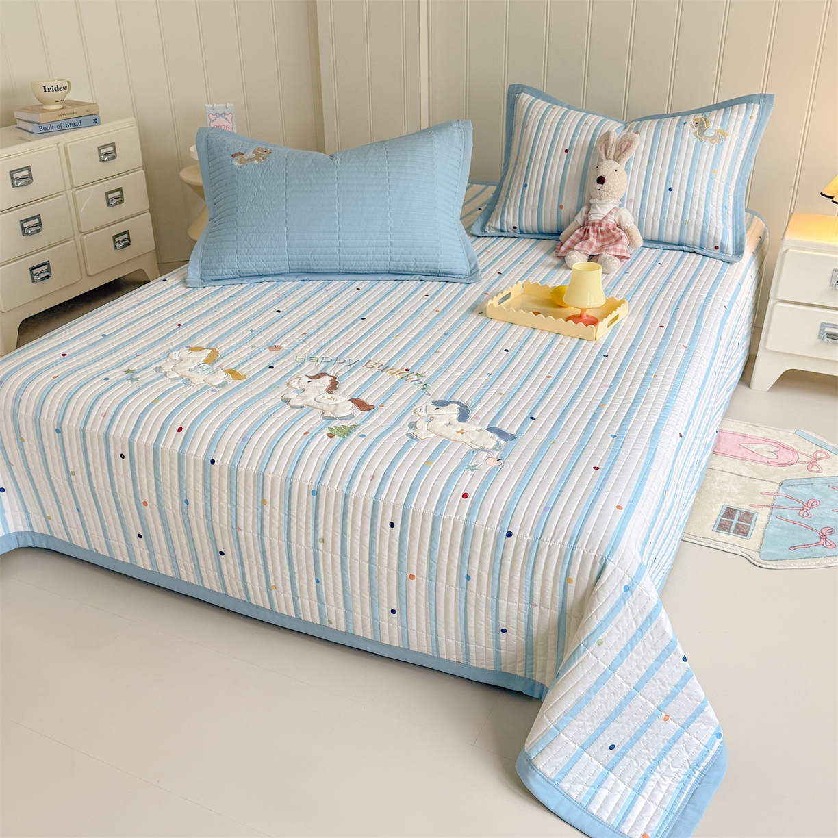 91家纺网 家纺一手货源 找家纺 绒棉世家 2026新款高克重水洗棉云感棉印+贴布绣卡通床盖夹棉软席三件套 木马小团花