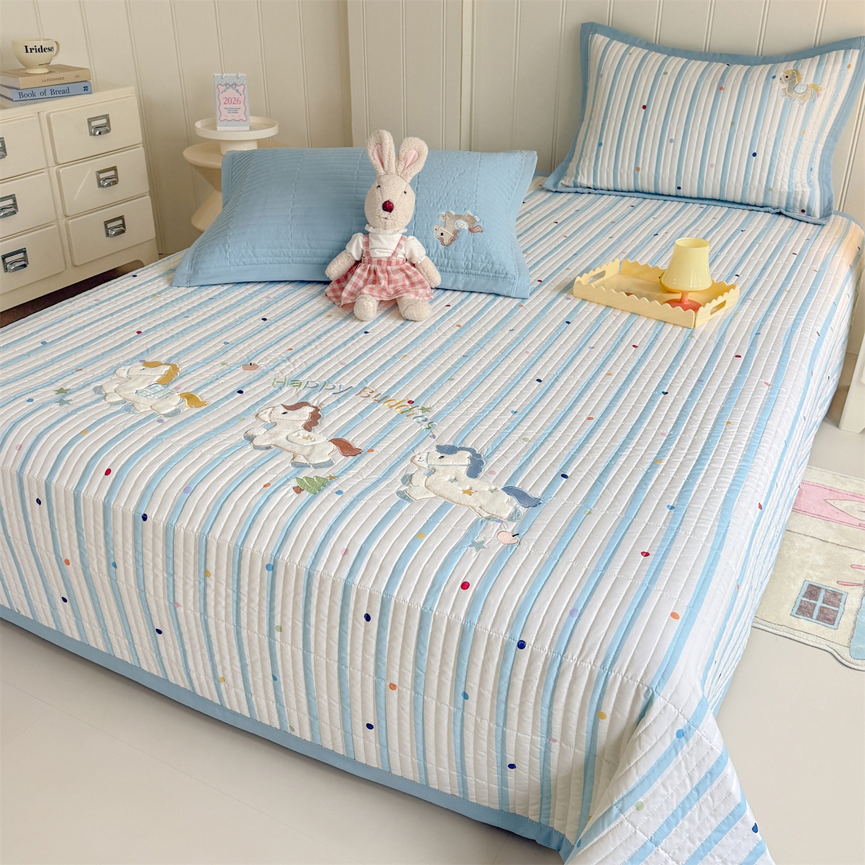 91家纺网 家纺一手货源 找家纺 绒棉世家 2026新款高克重水洗棉云感棉印+贴布绣卡通床盖夹棉软席三件套 木马小团花