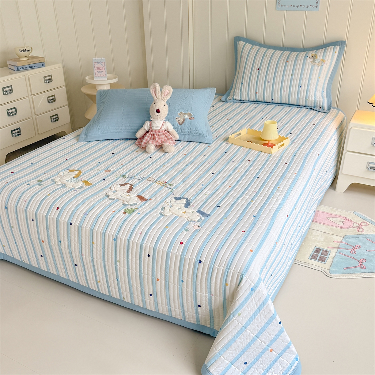 91家纺网 家纺一手货源 找家纺 绒棉世家 2026新款高克重水洗棉云感棉印+贴布绣卡通床盖夹棉软席三件套 木马小团花