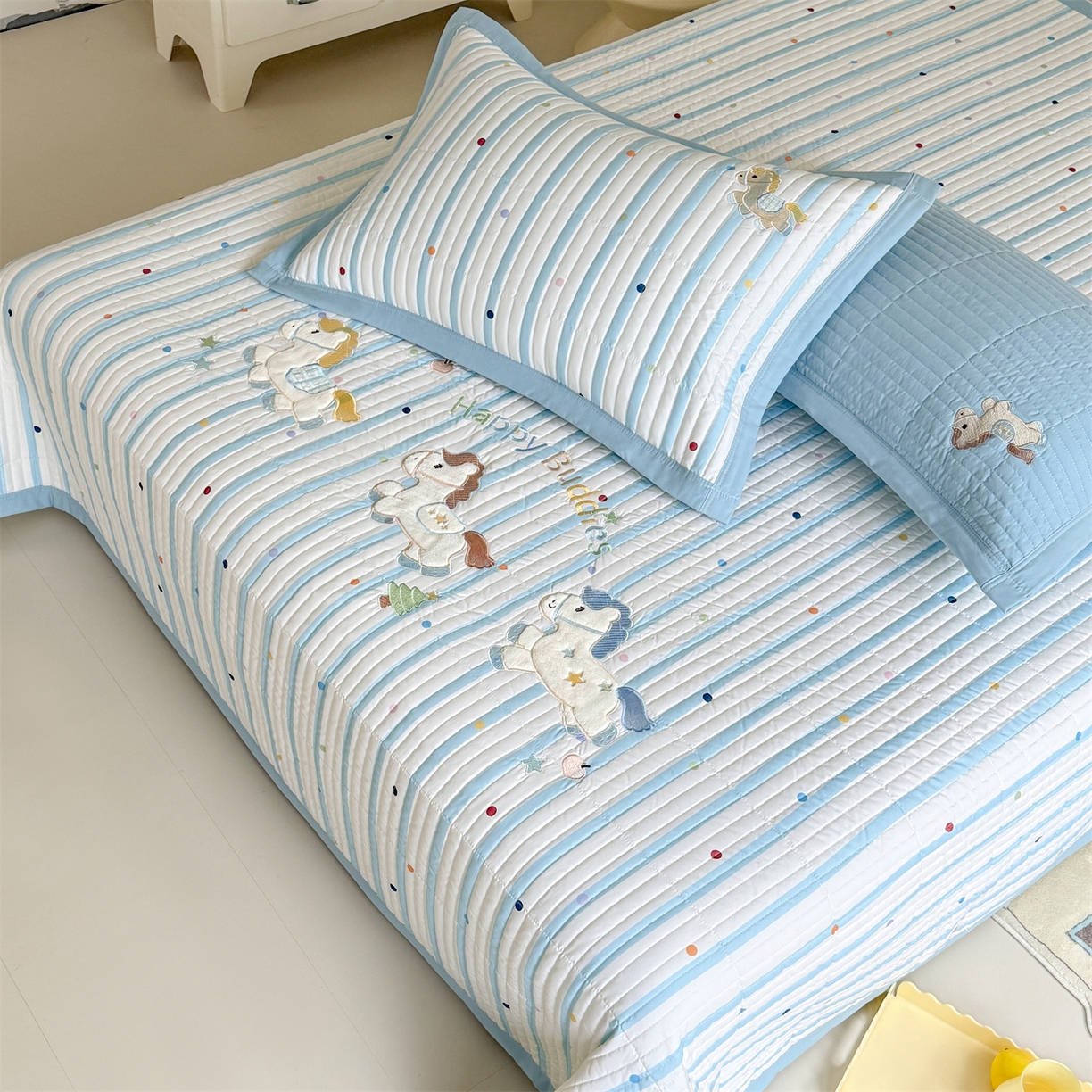 91家纺网 家纺一手货源 找家纺 绒棉世家 2026新款高克重水洗棉云感棉印+贴布绣卡通床盖夹棉软席三件套 木马小团花