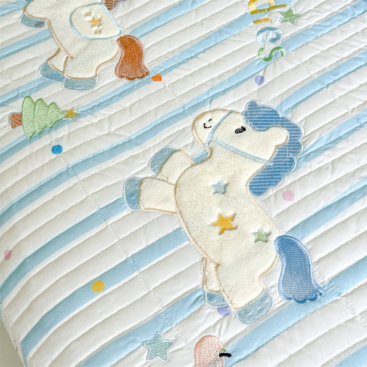 91家纺网 家纺一手货源 找家纺 绒棉世家 2026新款高克重水洗棉云感棉印+贴布绣卡通床盖夹棉软席三件套 木马小团花