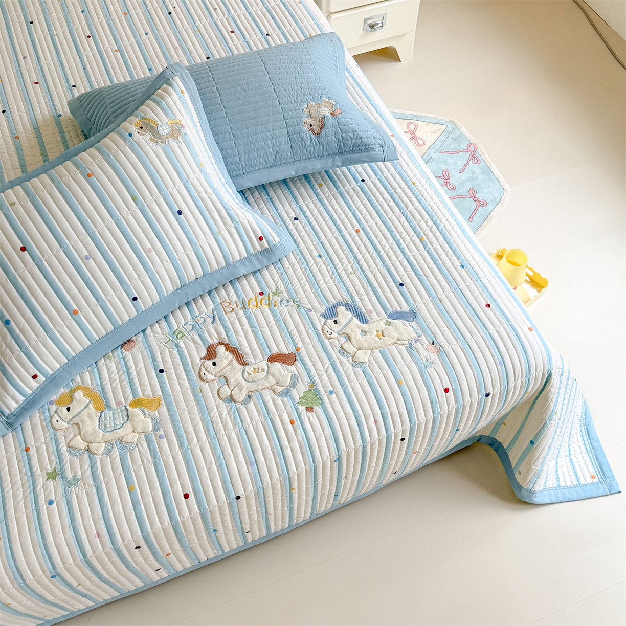 91家纺网 家纺一手货源 找家纺 绒棉世家 2026新款高克重水洗棉云感棉印+贴布绣卡通床盖夹棉软席三件套 木马小团花