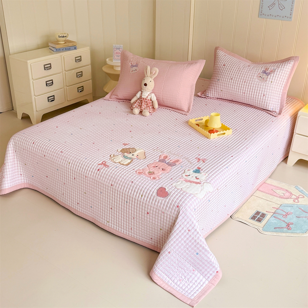 91家纺网 家纺一手货源 找家纺 绒棉世家 2026新款高克重水洗棉云感棉印+贴布绣卡通床盖夹棉软席三件套 甜美兔兔