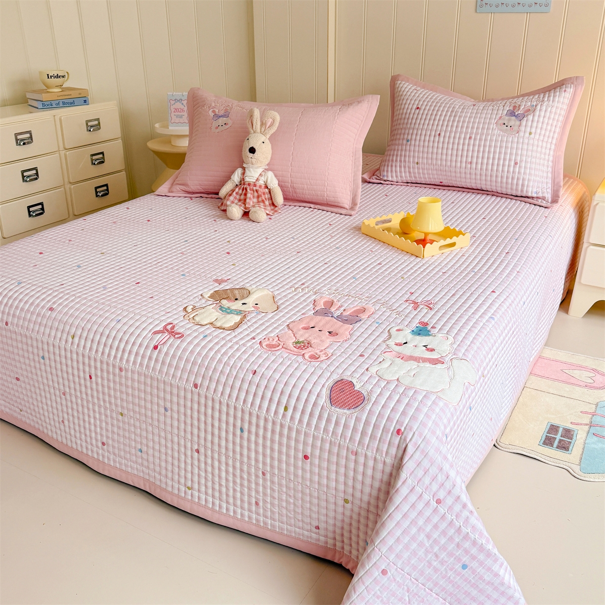 91家纺网 家纺一手货源 找家纺 绒棉世家 2026新款高克重水洗棉云感棉印+贴布绣卡通床盖夹棉软席三件套 甜美兔兔