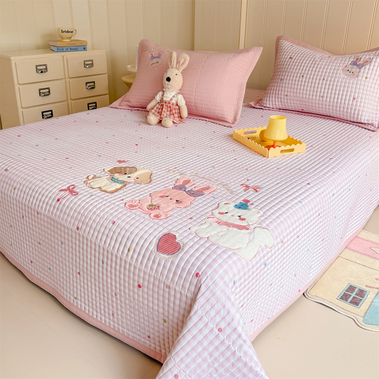 91家纺网 家纺一手货源 找家纺 绒棉世家 2026新款高克重水洗棉云感棉印+贴布绣卡通床盖夹棉软席三件套 甜美兔兔