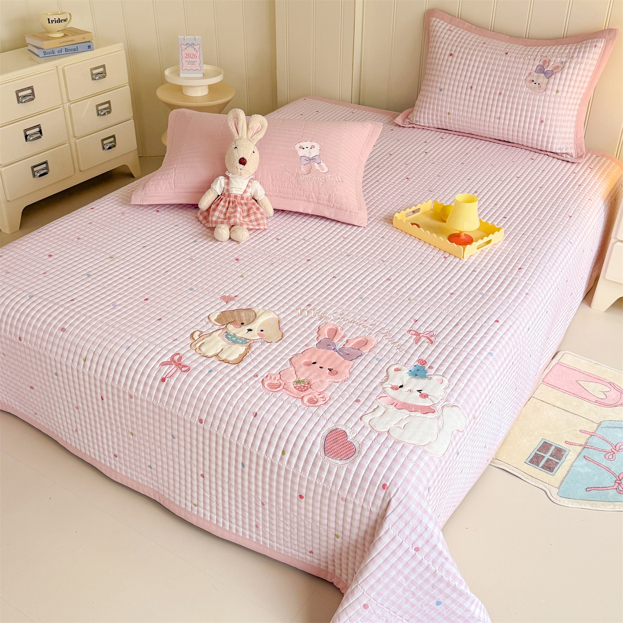 91家纺网 家纺一手货源 找家纺 绒棉世家 2026新款高克重水洗棉云感棉印+贴布绣卡通床盖夹棉软席三件套 甜美兔兔