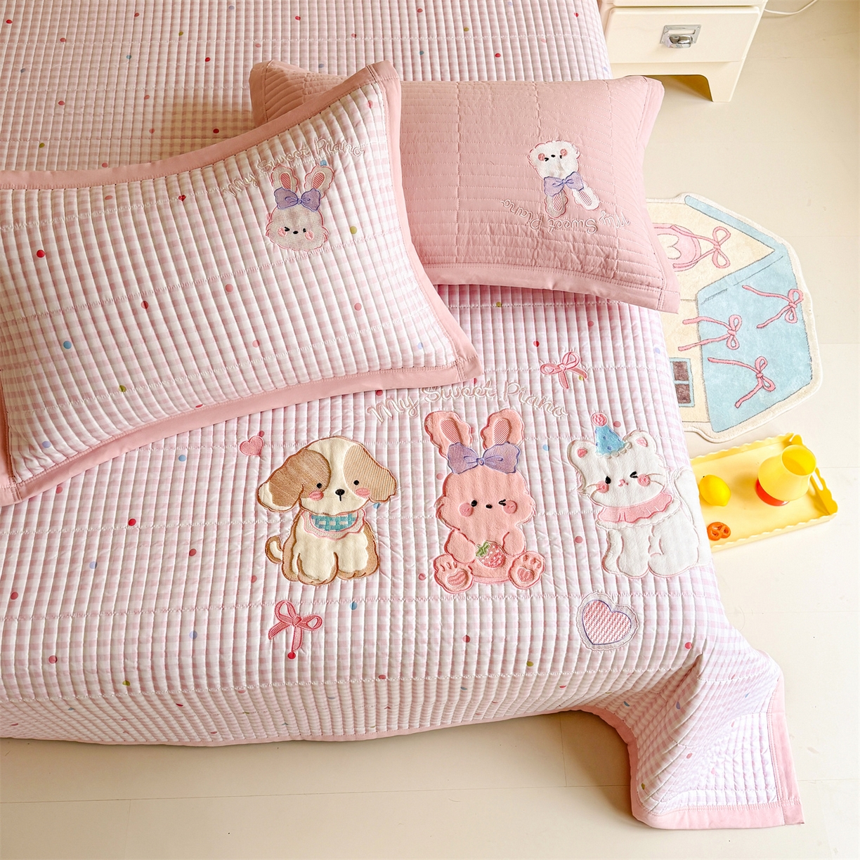 91家纺网 家纺一手货源 找家纺 绒棉世家 2026新款高克重水洗棉云感棉印+贴布绣卡通床盖夹棉软席三件套 甜美兔兔