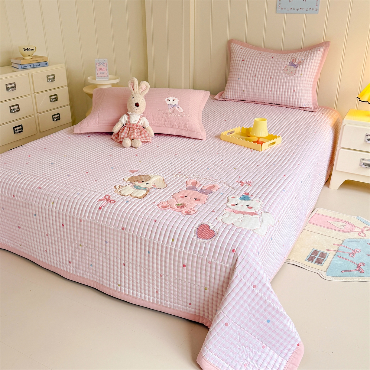 91家纺网 家纺一手货源 找家纺 绒棉世家 2026新款高克重水洗棉云感棉印+贴布绣卡通床盖夹棉软席三件套 甜美兔兔