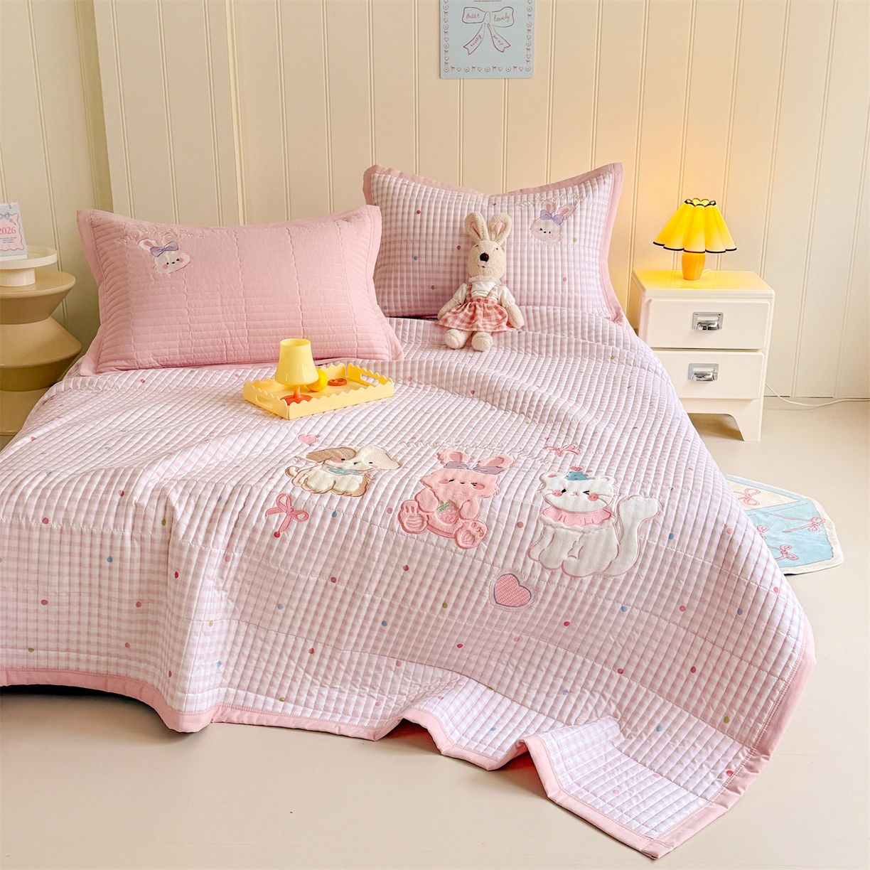 91家纺网 家纺一手货源 找家纺 绒棉世家 2026新款高克重水洗棉云感棉印+贴布绣卡通床盖夹棉软席三件套 甜美兔兔