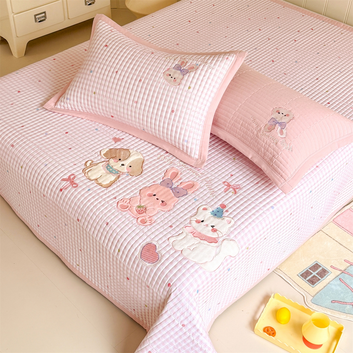 91家纺网 家纺一手货源 找家纺 绒棉世家 2026新款高克重水洗棉云感棉印+贴布绣卡通床盖夹棉软席三件套 甜美兔兔