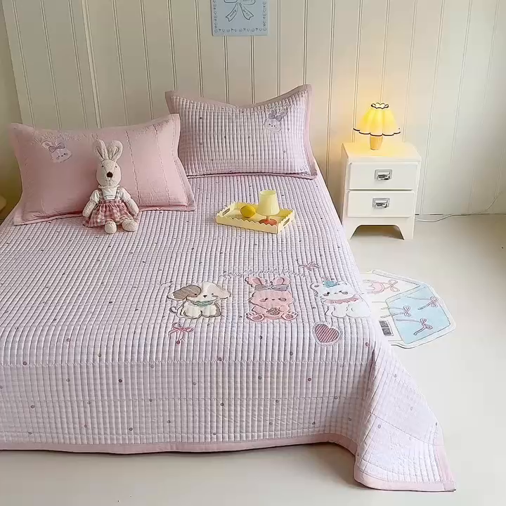 91家纺网 家纺一手货源 找家纺 绒棉世家 2026新款高克重水洗棉云感棉印+贴布绣卡通床盖夹棉软席三件套 甜美兔兔
