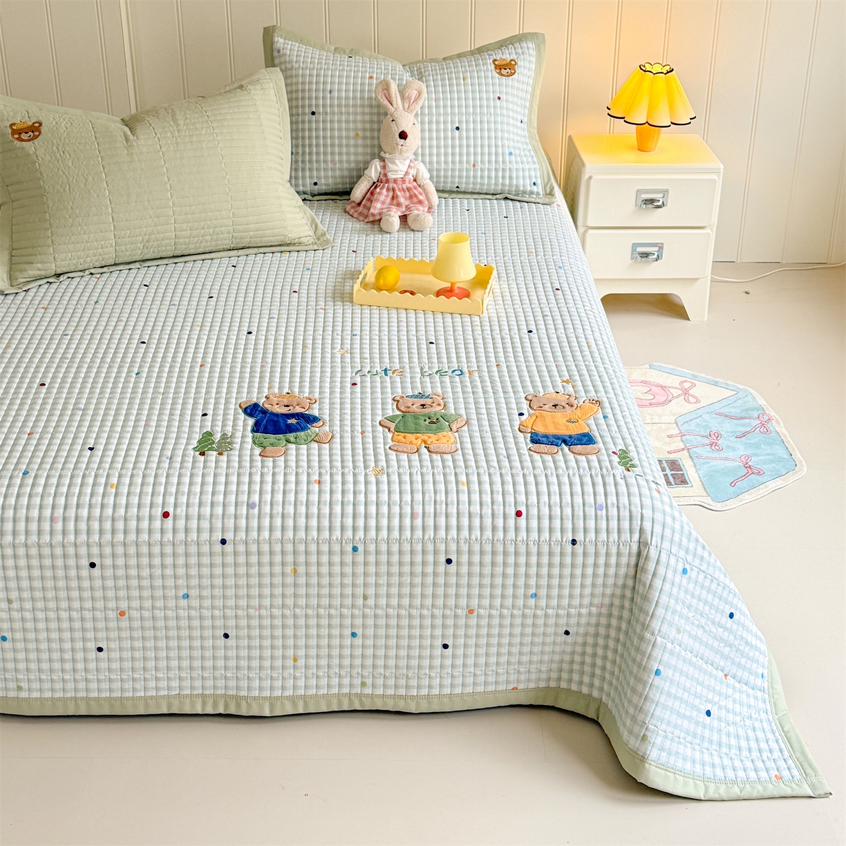 91家纺网 家纺一手货源 找家纺 绒棉世家 2026新款高克重水洗棉云感棉印+贴布绣卡通床盖夹棉软席三件套 熊熊乐园