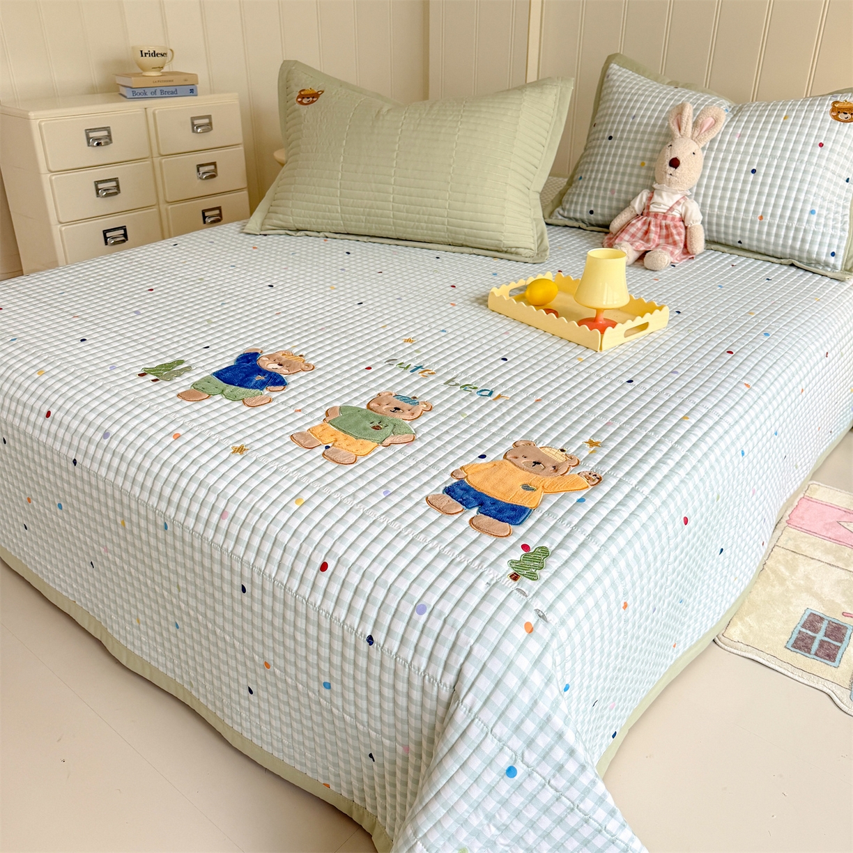 91家纺网 家纺一手货源 找家纺 绒棉世家 2026新款高克重水洗棉云感棉印+贴布绣卡通床盖夹棉软席三件套 熊熊乐园