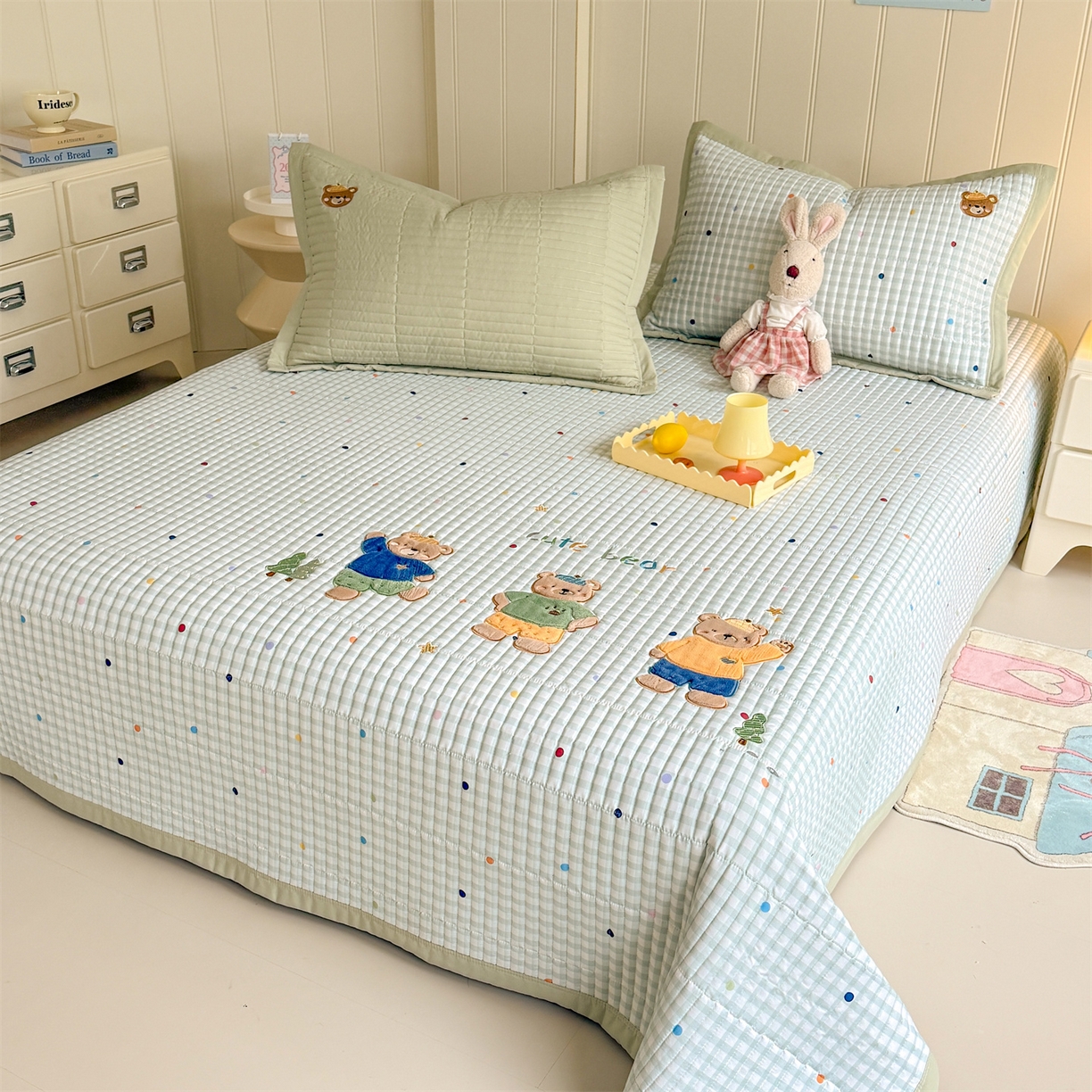 91家纺网 家纺一手货源 找家纺 绒棉世家 2026新款高克重水洗棉云感棉印+贴布绣卡通床盖夹棉软席三件套 熊熊乐园