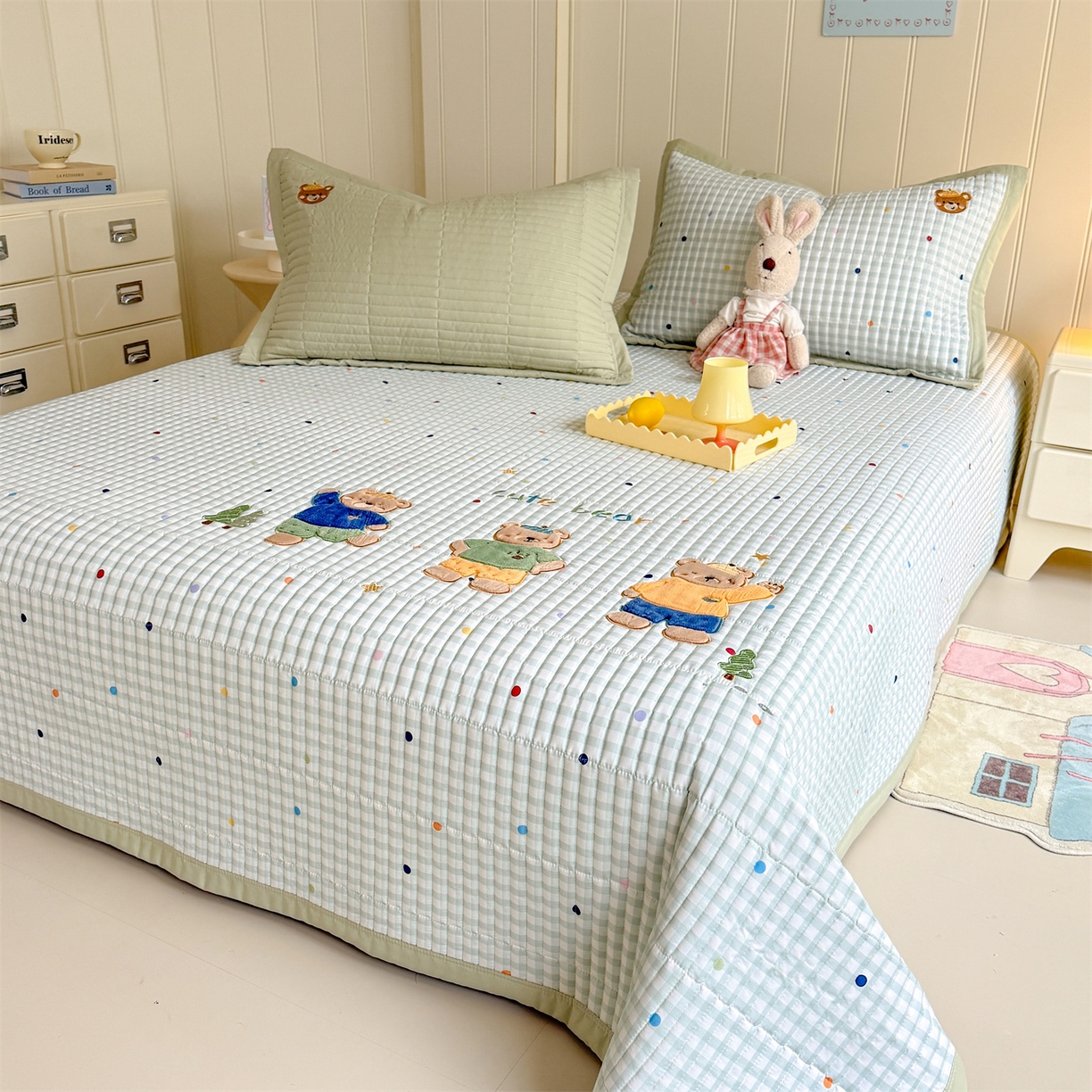 91家纺网 家纺一手货源 找家纺 绒棉世家 2026新款高克重水洗棉云感棉印+贴布绣卡通床盖夹棉软席三件套 熊熊乐园