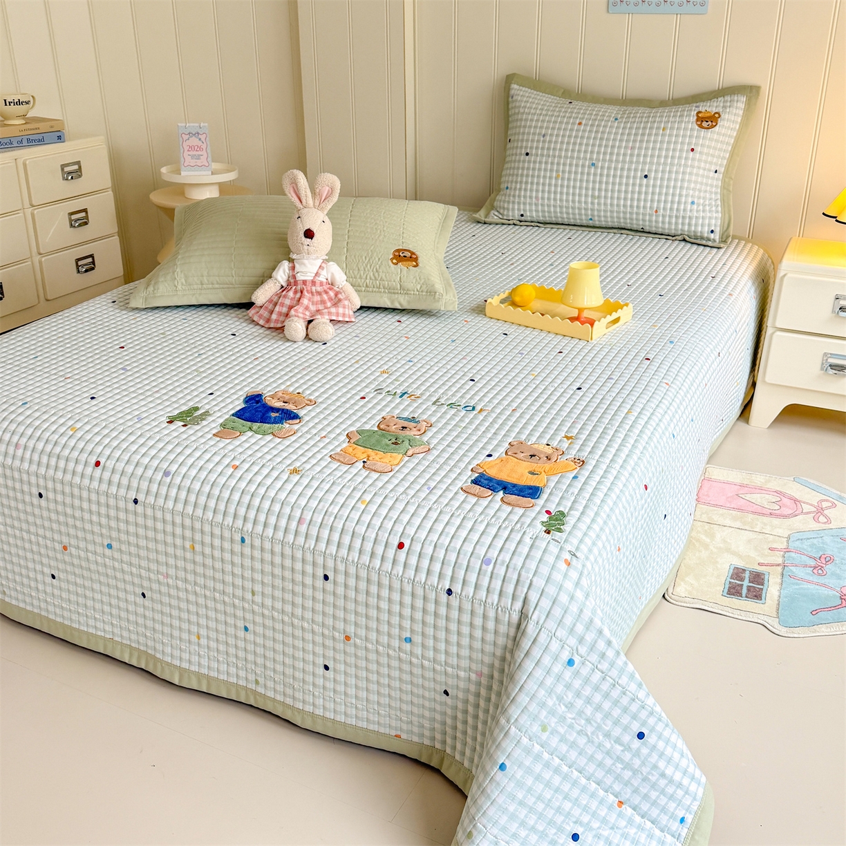 91家纺网 家纺一手货源 找家纺 绒棉世家 2026新款高克重水洗棉云感棉印+贴布绣卡通床盖夹棉软席三件套 熊熊乐园