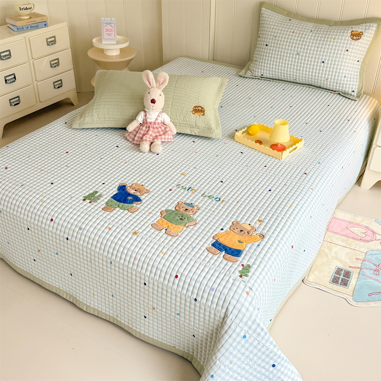 91家纺网 家纺一手货源 找家纺 绒棉世家 2026新款高克重水洗棉云感棉印+贴布绣卡通床盖夹棉软席三件套 熊熊乐园