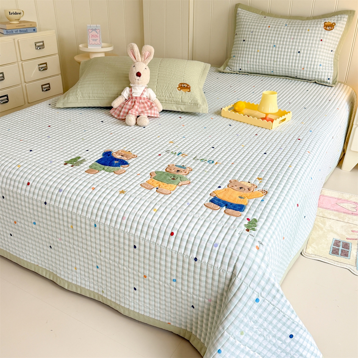 91家纺网 家纺一手货源 找家纺 绒棉世家 2026新款高克重水洗棉云感棉印+贴布绣卡通床盖夹棉软席三件套 熊熊乐园