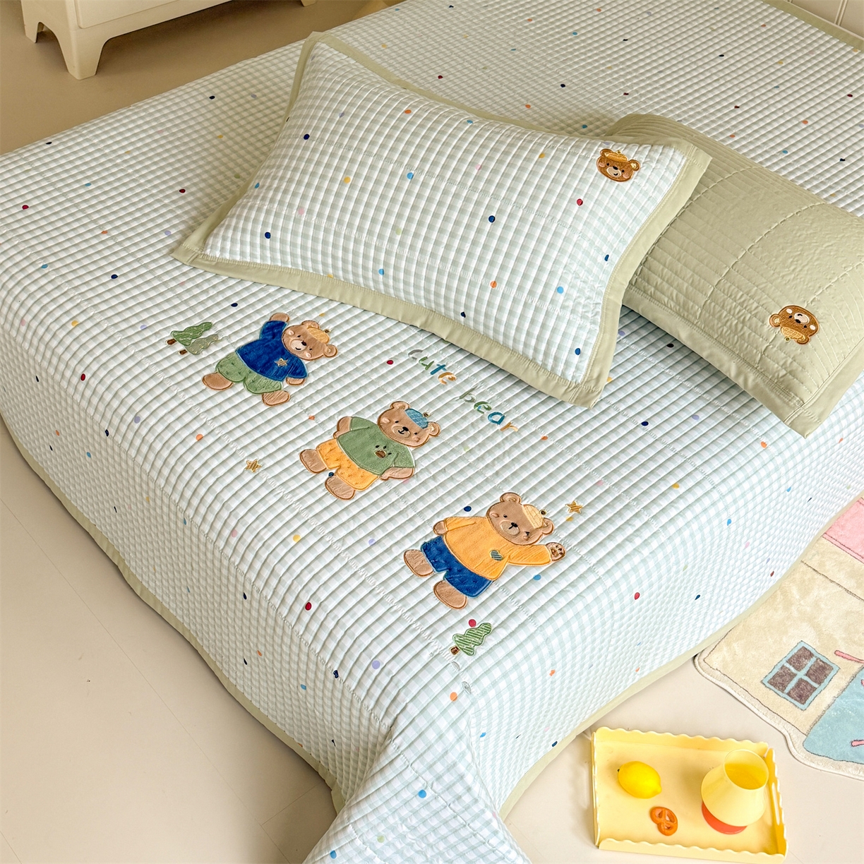 91家纺网 家纺一手货源 找家纺 绒棉世家 2026新款高克重水洗棉云感棉印+贴布绣卡通床盖夹棉软席三件套 熊熊乐园