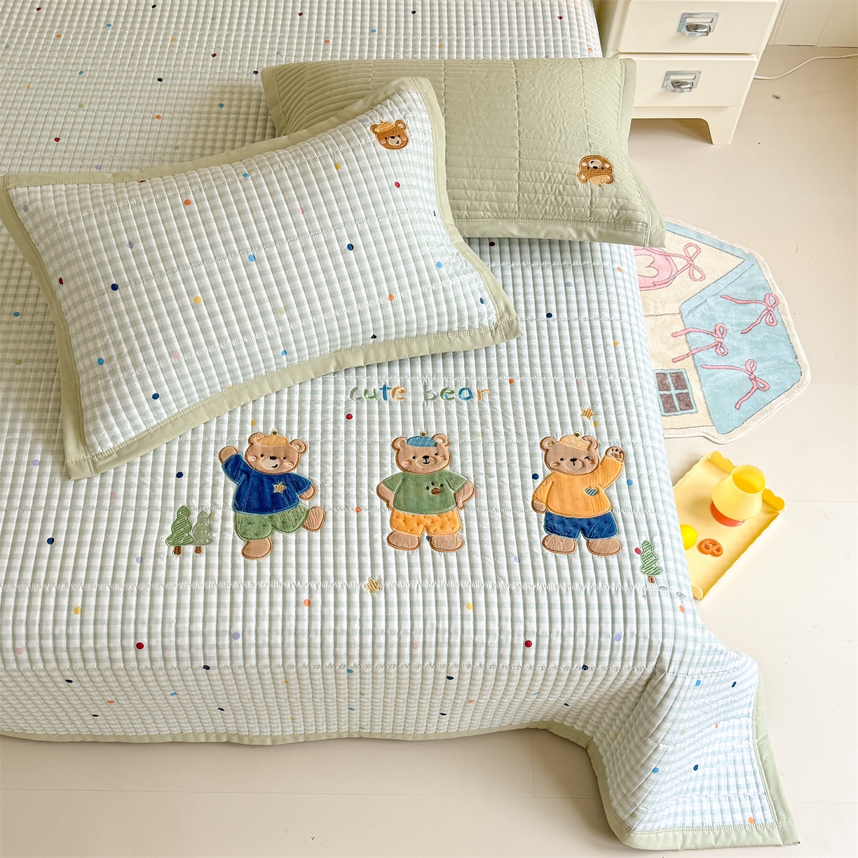 91家纺网 家纺一手货源 找家纺 绒棉世家 2026新款高克重水洗棉云感棉印+贴布绣卡通床盖夹棉软席三件套 熊熊乐园