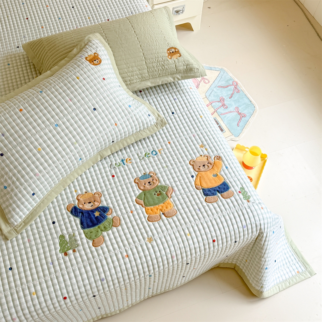 91家纺网 家纺一手货源 找家纺 绒棉世家 2026新款高克重水洗棉云感棉印+贴布绣卡通床盖夹棉软席三件套 熊熊乐园