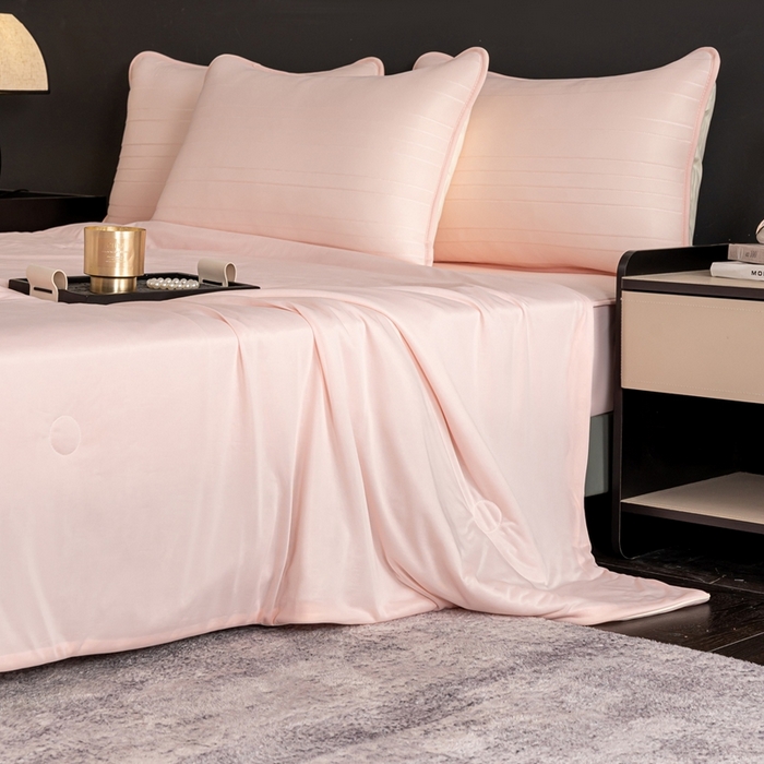 91家纺网 家纺一手货源 找家纺 香澜雅室 2026新款凉感丝床笠夏被四件套 芭比粉（其他规格可定制）