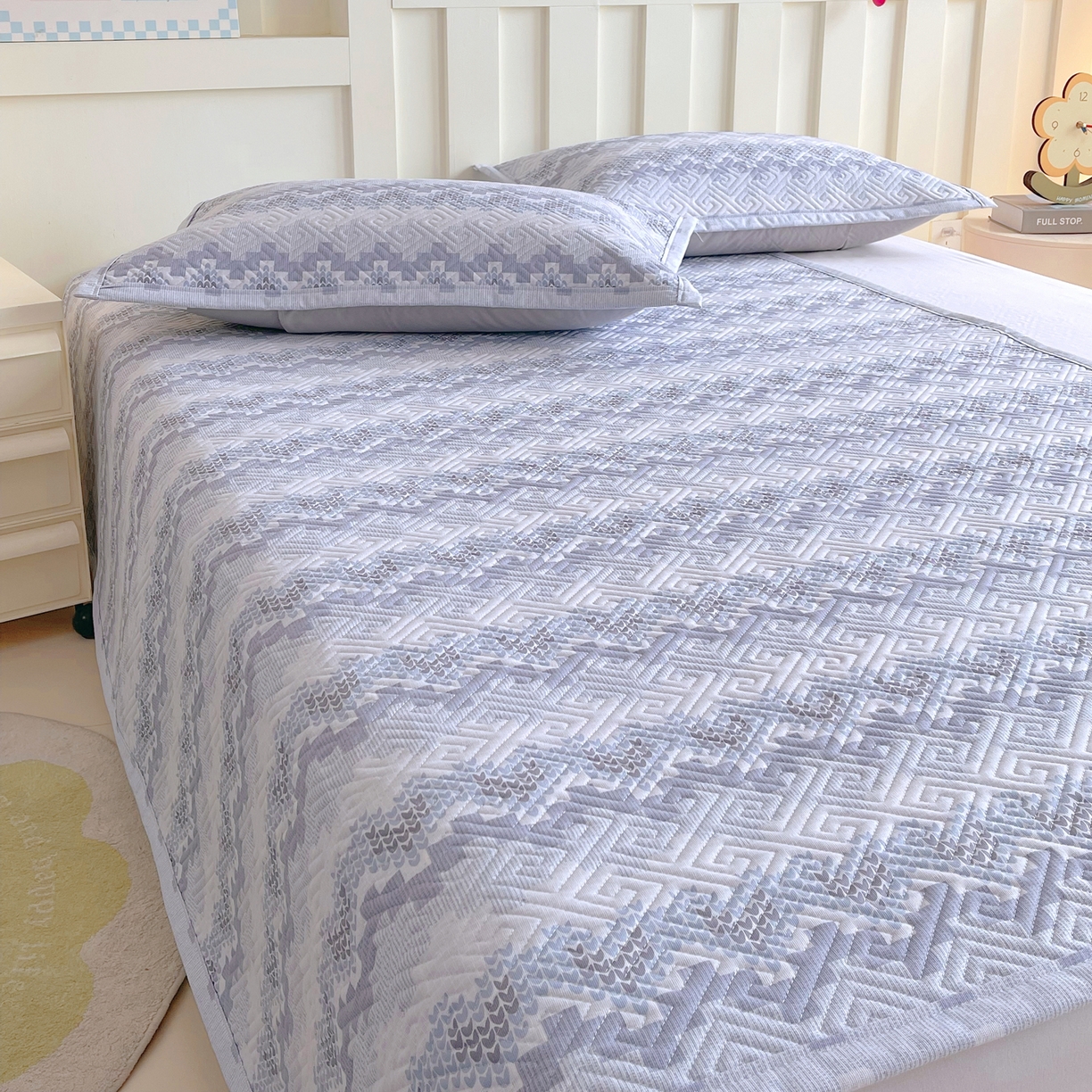 91家纺网 家纺一手货源 找家纺 金鑫汇家纺 2026春夏新款成人床新花型老粗布夹棉床盖软凉席席子可以机洗 燕南飞-蓝