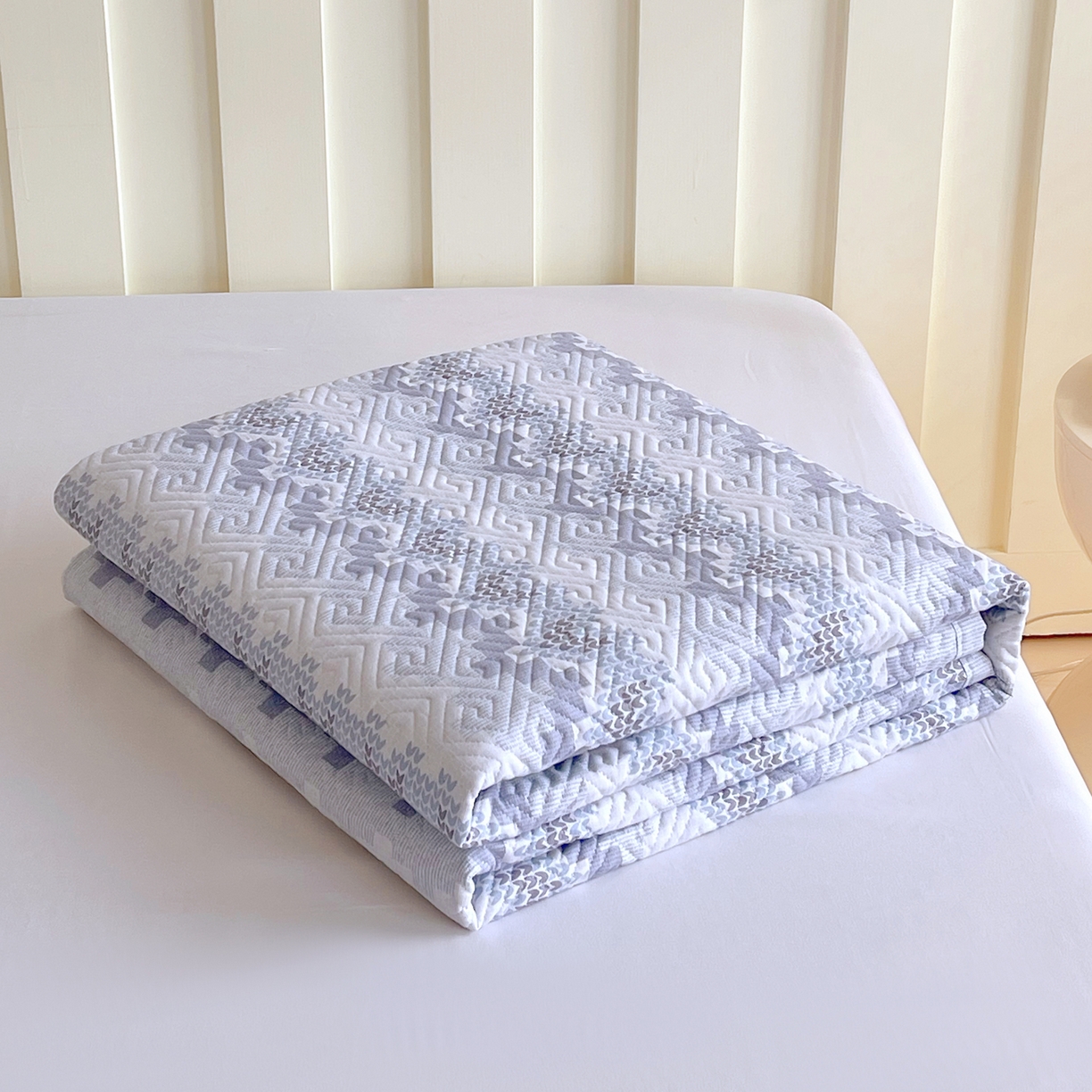 91家纺网 家纺一手货源 找家纺 金鑫汇家纺 2026春夏新款成人床新花型老粗布夹棉床盖软凉席席子可以机洗 燕南飞-蓝