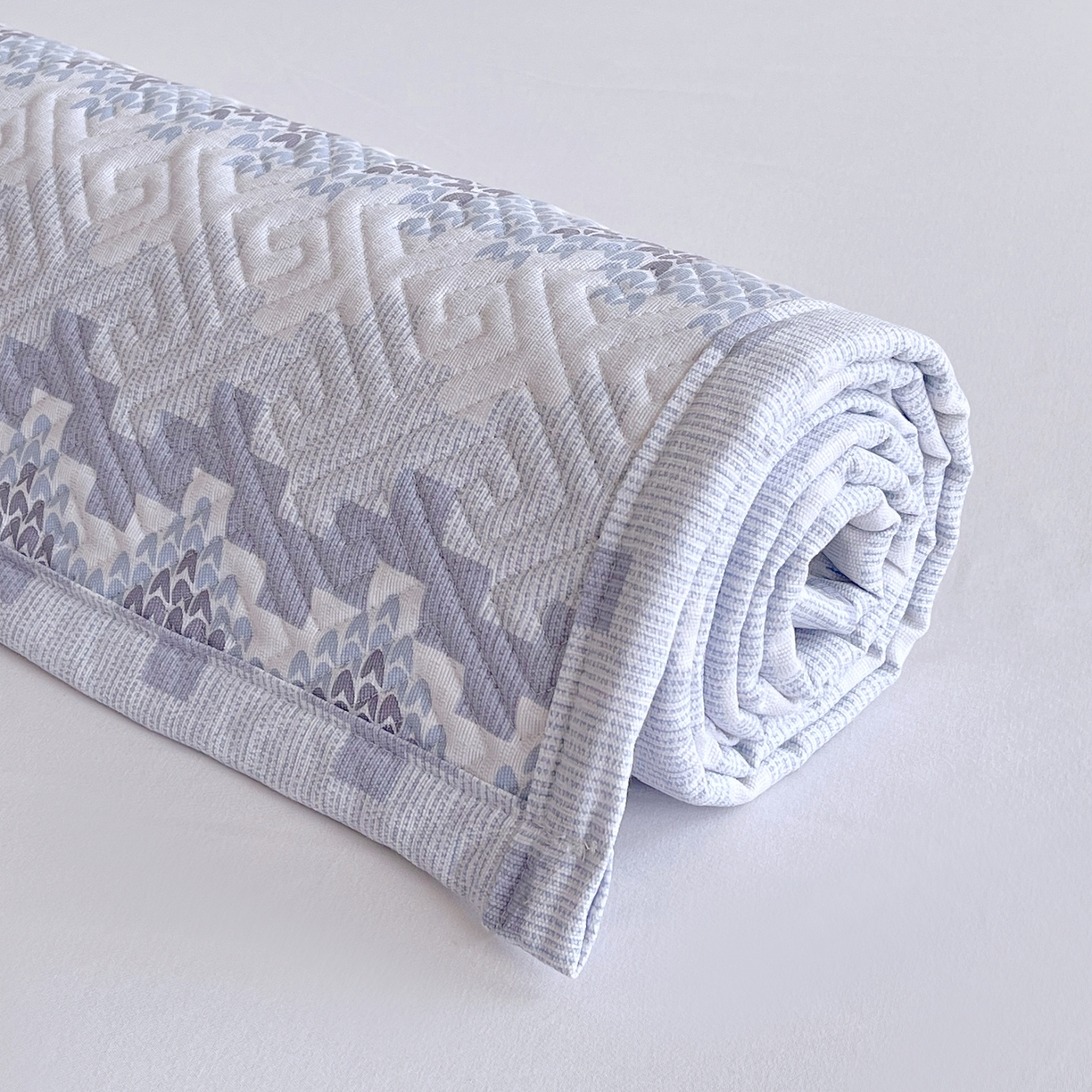 91家纺网 家纺一手货源 找家纺 金鑫汇家纺 2026春夏新款成人床新花型老粗布夹棉床盖软凉席席子可以机洗 燕南飞-蓝