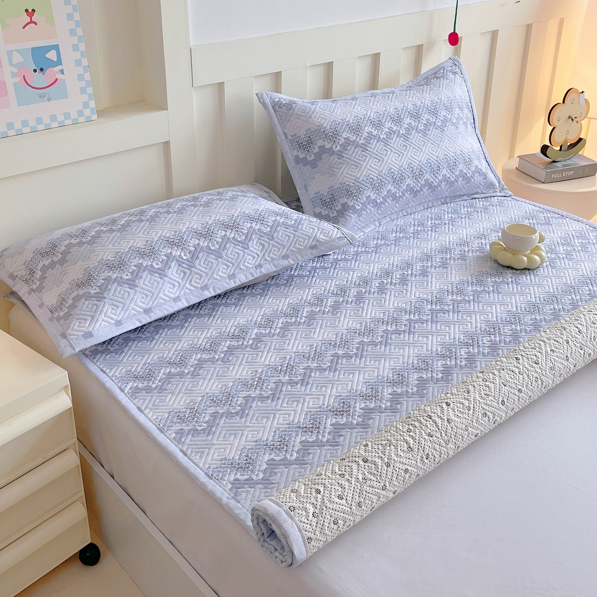 91家纺网 家纺一手货源 找家纺 金鑫汇家纺 2026春夏新款成人床新花型老粗布夹棉床盖软凉席席子可以机洗 燕南飞-蓝