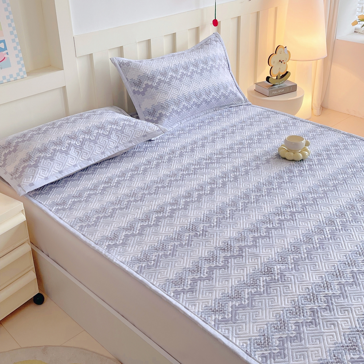 91家纺网 家纺一手货源 找家纺 金鑫汇家纺 2026春夏新款成人床新花型老粗布夹棉床盖软凉席席子可以机洗 燕南飞-蓝