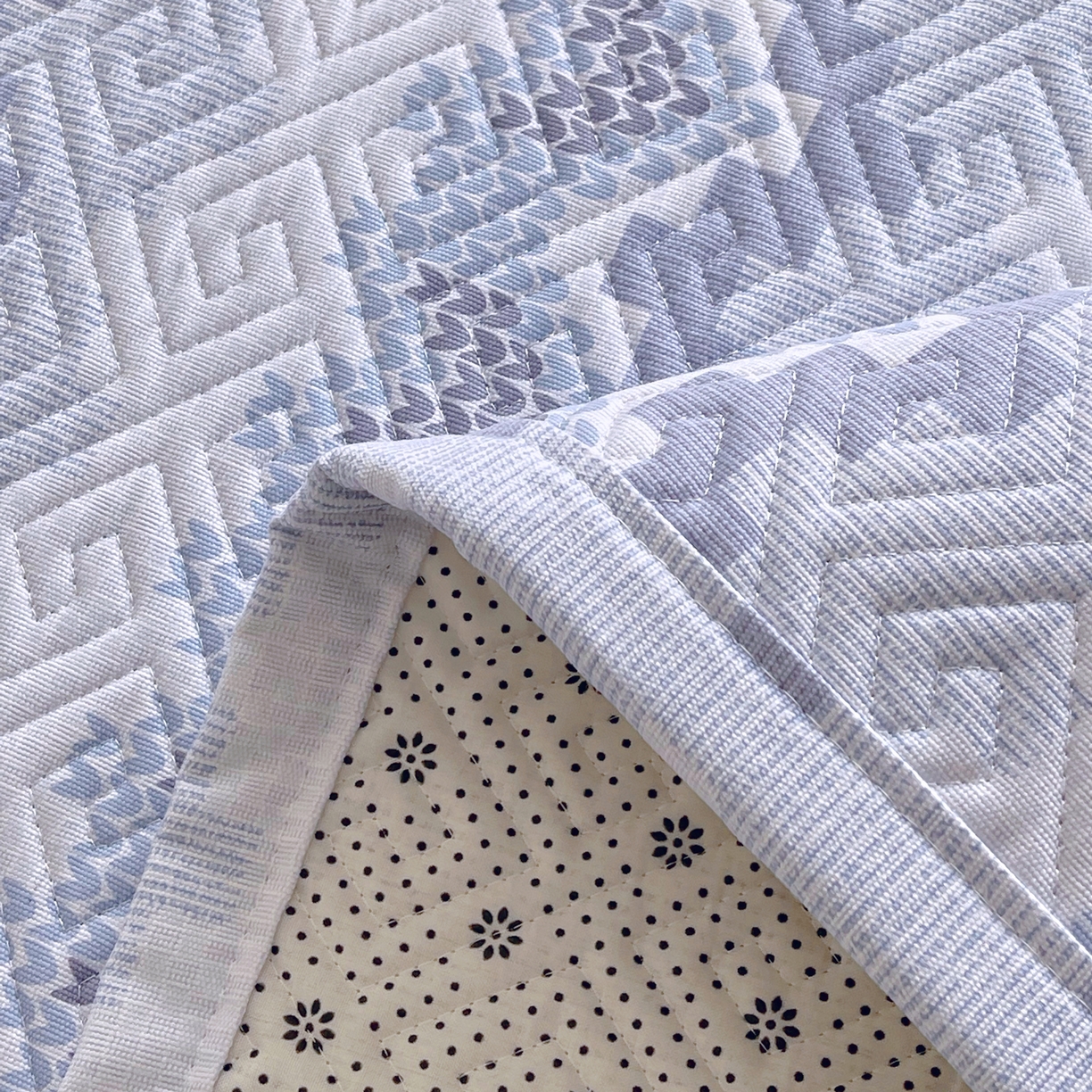 91家纺网 家纺一手货源 找家纺 金鑫汇家纺 2026春夏新款成人床新花型老粗布夹棉床盖软凉席席子可以机洗 燕南飞-蓝