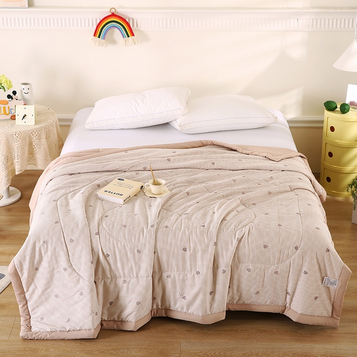 91家纺网 家纺一手货源 找家纺 欧朵 2026新款A类水洗棉夏被系列 爱心格