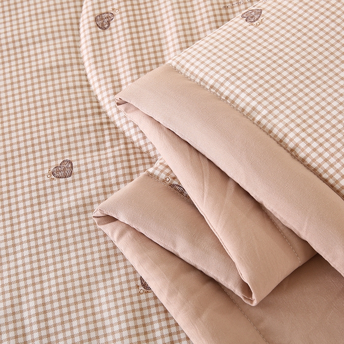 91家纺网 家纺一手货源 找家纺 欧朵 2026新款A类水洗棉夏被系列 爱心格