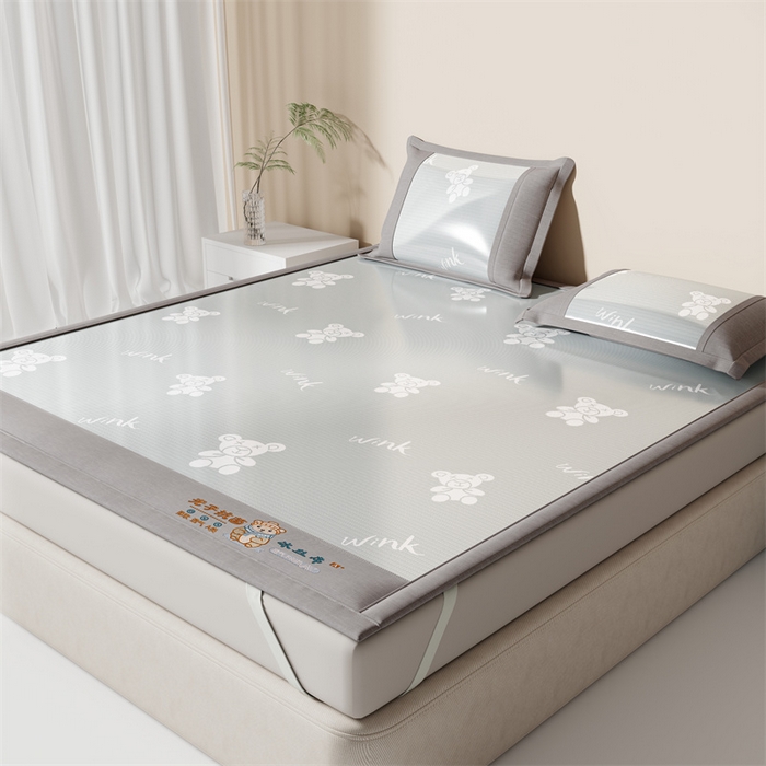 91家纺网 家纺一手货源 找家纺 爱宝被业 2026新款凉感冰丝席三件套 布朗熊-灰