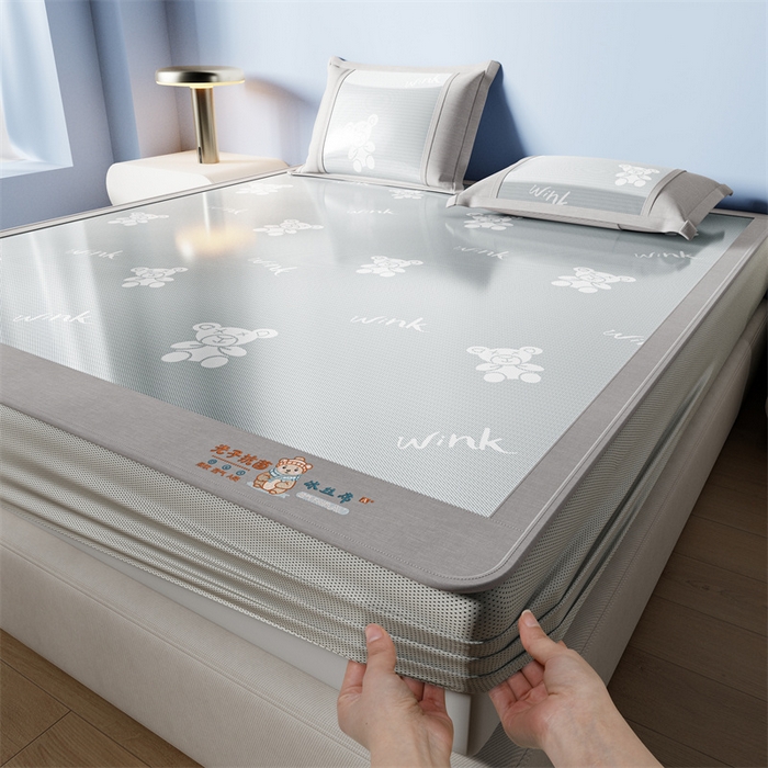 91家纺网 家纺一手货源 找家纺 爱宝被业 2026新款凉感冰丝席三件套 布朗熊-灰