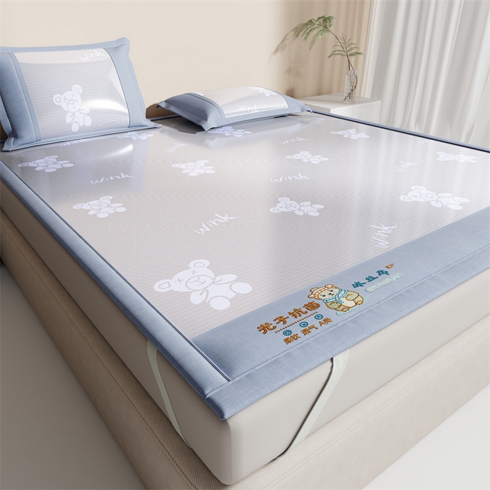 91家纺网 家纺一手货源 找家纺 爱宝被业 2026新款凉感冰丝席三件套 布朗熊-兰