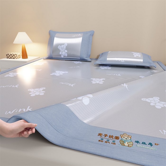 91家纺网 家纺一手货源 找家纺 爱宝被业 2026新款凉感冰丝席三件套 布朗熊-兰
