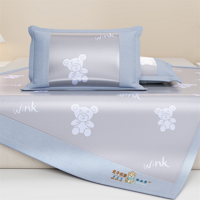 91家纺网 家纺一手货源 找家纺 爱宝被业 2026新款凉感冰丝席三件套 布朗熊-兰