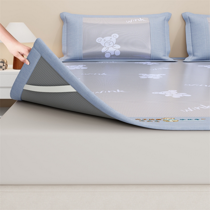 91家纺网 家纺一手货源 找家纺 爱宝被业 2026新款凉感冰丝席三件套 布朗熊-兰