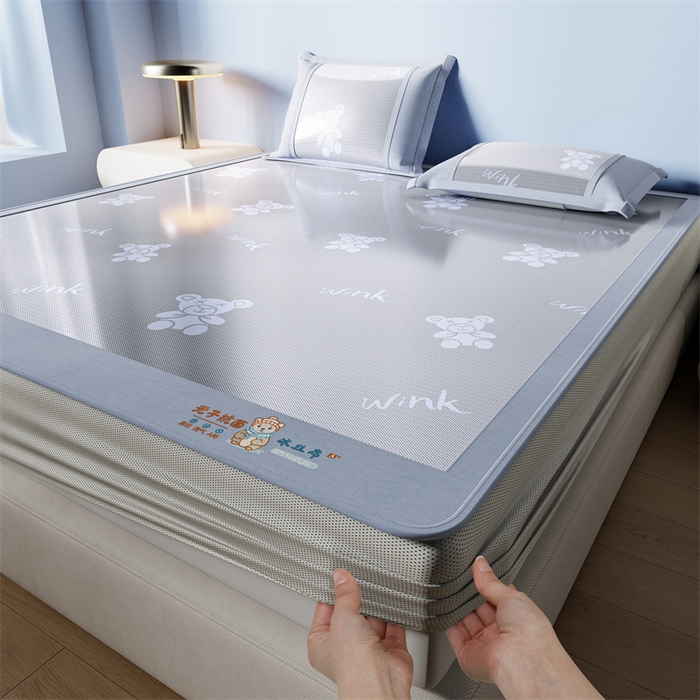 91家纺网 家纺一手货源 找家纺 爱宝被业 2026新款凉感冰丝席三件套 布朗熊-兰